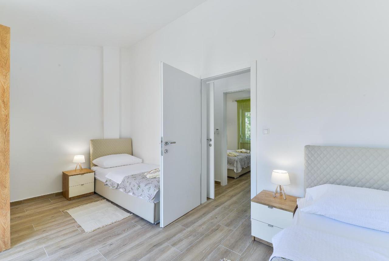 Cascada Villas With Private Jacuzzi And Private Parking Starigrad Paklenica Exteriör bild